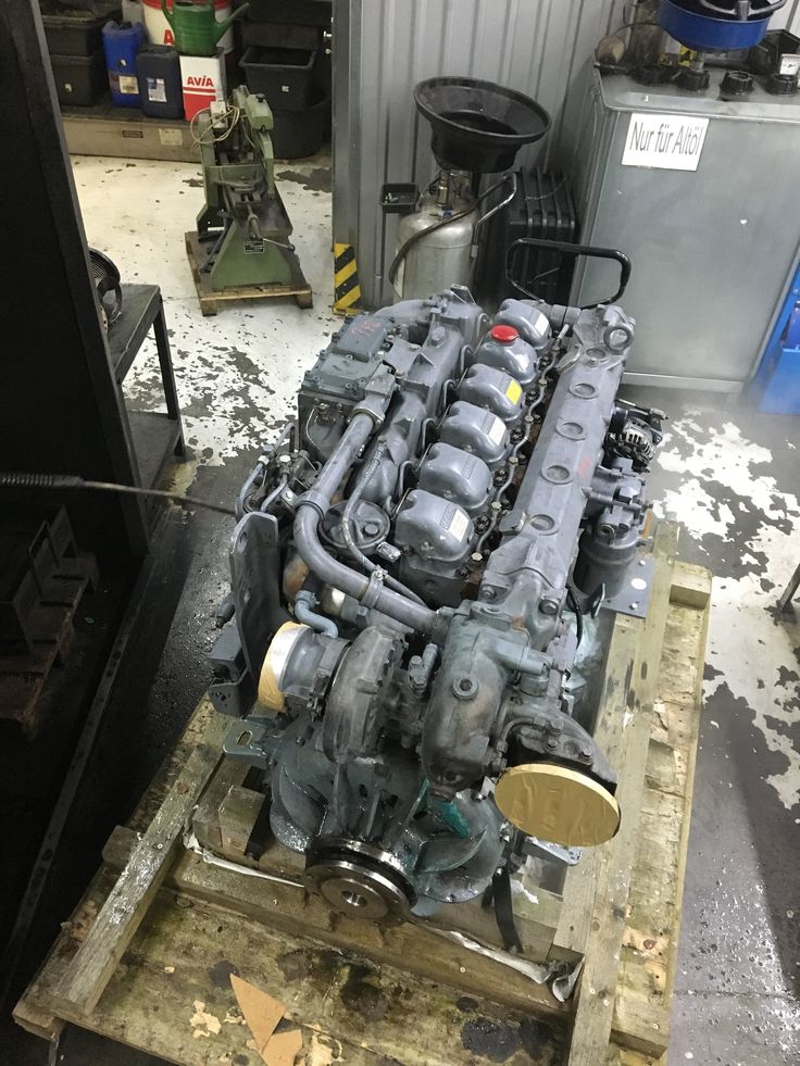 Commercial truck engine